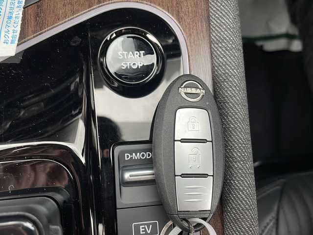 日産 オーラ G FOUR レザーエディション 道北・旭川 2024(令6)年 0.1万km ブリリアントシルバー アラウンドビューモニター/インテリジェントルームミラー/エマージェンシーブレーキ/車線逸脱警報/アダプティブヘッドライト/シートヒーター/ステアリングヒーター/スマートキー/ステアリングスイッチ
