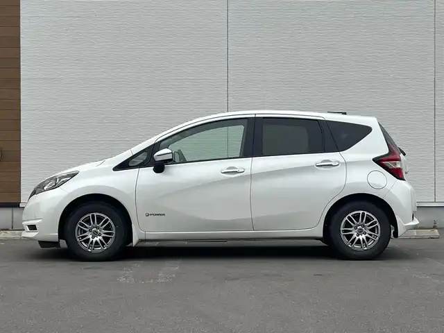 日産 ノート e－パワー X FOUR 秋田県 2018(平30)年 4.8万km ブリリアントホワイトパール 純正ナビ/衝突軽減システム/４WD/スマートキー/バックカメラ/コーナーセンサー/クルーズコントロール/アイドリングストップ/レーンキープアシスト/プッシュスタート/社外アルミ/純正フロアマット/純正ドアバイザー/ステアリングスイッチ/横滑り防止/オートエアコン/オートライト/パワーウィンドウ/パワーステアリング/電動格納ウィンカーミラー