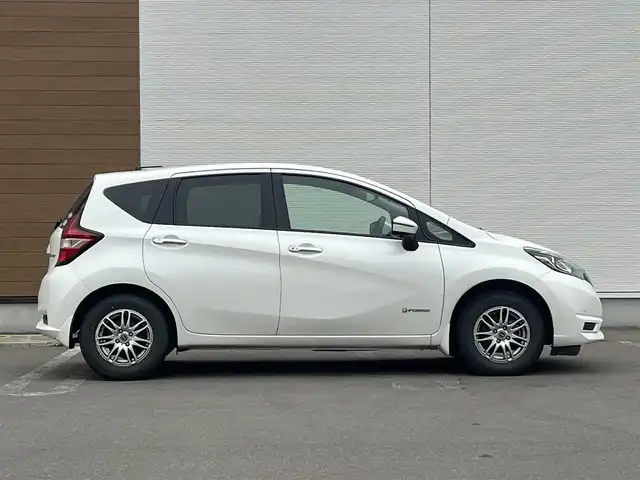 日産 ノート e－パワー X FOUR 秋田県 2018(平30)年 4.8万km ブリリアントホワイトパール 純正ナビ/衝突軽減システム/４WD/スマートキー/バックカメラ/コーナーセンサー/クルーズコントロール/アイドリングストップ/レーンキープアシスト/プッシュスタート/社外アルミ/純正フロアマット/純正ドアバイザー/ステアリングスイッチ/横滑り防止/オートエアコン/オートライト/パワーウィンドウ/パワーステアリング/電動格納ウィンカーミラー
