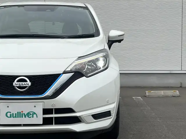 日産 ノート e－パワー X FOUR 秋田県 2018(平30)年 4.8万km ブリリアントホワイトパール 純正ナビ/衝突軽減システム/４WD/スマートキー/バックカメラ/コーナーセンサー/クルーズコントロール/アイドリングストップ/レーンキープアシスト/プッシュスタート/社外アルミ/純正フロアマット/純正ドアバイザー/ステアリングスイッチ/横滑り防止/オートエアコン/オートライト/パワーウィンドウ/パワーステアリング/電動格納ウィンカーミラー