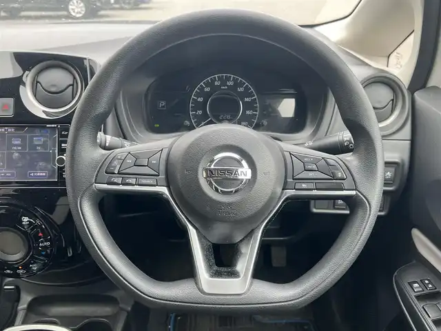 日産 ノート e－パワー X FOUR 秋田県 2018(平30)年 4.8万km ブリリアントホワイトパール 純正ナビ/衝突軽減システム/４WD/スマートキー/バックカメラ/コーナーセンサー/クルーズコントロール/アイドリングストップ/レーンキープアシスト/プッシュスタート/社外アルミ/純正フロアマット/純正ドアバイザー/ステアリングスイッチ/横滑り防止/オートエアコン/オートライト/パワーウィンドウ/パワーステアリング/電動格納ウィンカーミラー