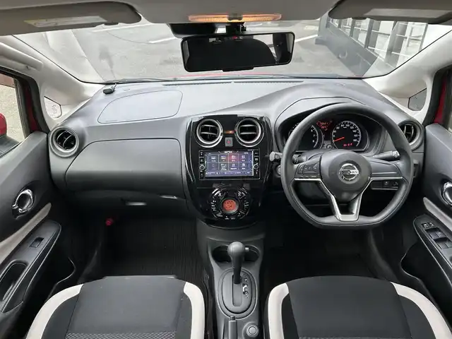 日産 ノート X 佐賀県 2018(平30)年 5.1万km ガーネットレッド エマージェンシーブレーキ　/純正SDナビ　/・アラウンドビューモニター/・フルセグTV/CD/DVD/Bluetooth/前後コーナーセンサー　　/オートライト　/ＥＴＣ　/プッシュスタート/オートライト　/助手席回転シート/電動格納ミラー/ドアバイザー/ISOFIX/取扱説明書/保証書