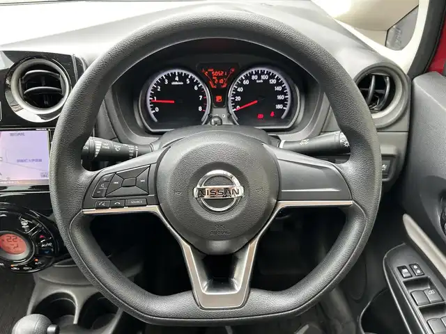日産 ノート X 佐賀県 2018(平30)年 5.1万km ガーネットレッド エマージェンシーブレーキ　/純正SDナビ　/・アラウンドビューモニター/・フルセグTV/CD/DVD/Bluetooth/前後コーナーセンサー　　/オートライト　/ＥＴＣ　/プッシュスタート/オートライト　/助手席回転シート/電動格納ミラー/ドアバイザー/ISOFIX/取扱説明書/保証書