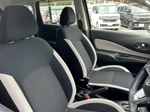 日産 ノート X 佐賀県 2018(平30)年 5.1万km ガーネットレッド エマージェンシーブレーキ　/純正SDナビ　/・アラウンドビューモニター/・フルセグTV/CD/DVD/Bluetooth/前後コーナーセンサー　　/オートライト　/ＥＴＣ　/プッシュスタート/オートライト　/助手席回転シート/電動格納ミラー/ドアバイザー/ISOFIX/取扱説明書/保証書