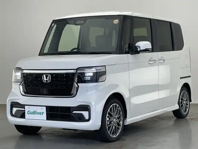 ホンダ Ｎ ＢＯＸ カスタム ターボ 愛知県 2025(令7)年 0.1万km プラチナホワイトパール 純正９型ナビ　フルセグＴＶ　カープレイ対応　全方位カメラ　ハーフレザー　シートヒーター　両側パワースライドドア　ホンダセンシング　衝突軽減　追従クルコン　ＬＥＤオートライト　コーナーセンサー パドルシフト　USB　マルチビューカメラシステム　禁煙車