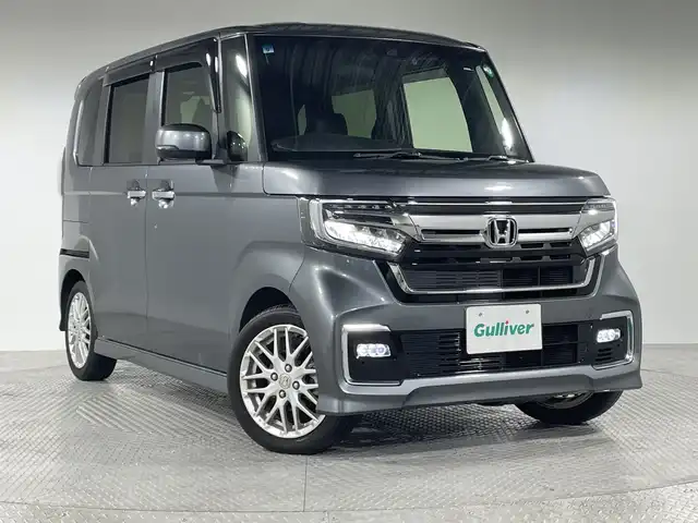 ホンダ Ｎ ＢＯＸ カスタム L ターボ 神奈川県 2021(令3)年 1.3万km シャイニンググレーM 純正7型メモリナビゲーション【VXM-214VFi】/ＡＭ ＦＭ ＣＤ ＤＶＤ フルセグ Bluetooth/バックカメラ/両側パワースライドドア/ホンダセンシング/衝突軽減ブレーキ/レーンキープアシスト/ロードサインアシスト/ハーフレザーシート/前席シートヒーター/前後ドライブレコーダー/ETC/ECON/革巻きステアリング/ステアリングリモコン/パドルシフト/純正フロアマット/LEDヘッドライト/オートライト/フォグランプ/純正15インチアルミホイル/プッシュスタート/スマートキー/スペアキー/ドアバイザー