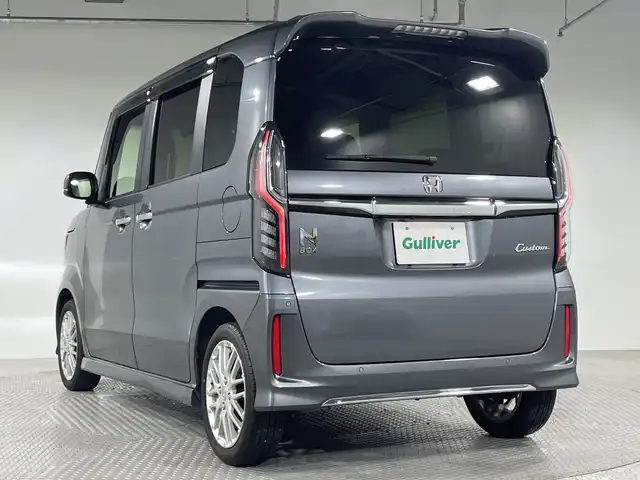 ホンダ Ｎ ＢＯＸ カスタム L ターボ 神奈川県 2021(令3)年 1.3万km シャイニンググレーM 純正7型メモリナビゲーション【VXM-214VFi】/ＡＭ ＦＭ ＣＤ ＤＶＤ フルセグ Bluetooth/バックカメラ/両側パワースライドドア/ホンダセンシング/衝突軽減ブレーキ/レーンキープアシスト/ロードサインアシスト/ハーフレザーシート/前席シートヒーター/前後ドライブレコーダー/ETC/ECON/革巻きステアリング/ステアリングリモコン/パドルシフト/純正フロアマット/LEDヘッドライト/オートライト/フォグランプ/純正15インチアルミホイル/プッシュスタート/スマートキー/スペアキー/ドアバイザー