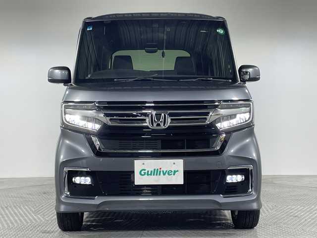ホンダ Ｎ ＢＯＸ カスタム L ターボ 神奈川県 2021(令3)年 1.3万km シャイニンググレーM 純正7型メモリナビゲーション【VXM-214VFi】/ＡＭ ＦＭ ＣＤ ＤＶＤ フルセグ Bluetooth/バックカメラ/両側パワースライドドア/ホンダセンシング/衝突軽減ブレーキ/レーンキープアシスト/ロードサインアシスト/ハーフレザーシート/前席シートヒーター/前後ドライブレコーダー/ETC/ECON/革巻きステアリング/ステアリングリモコン/パドルシフト/純正フロアマット/LEDヘッドライト/オートライト/フォグランプ/純正15インチアルミホイル/プッシュスタート/スマートキー/スペアキー/ドアバイザー