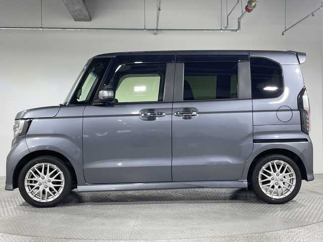 ホンダ Ｎ ＢＯＸ カスタム L ターボ 神奈川県 2021(令3)年 1.3万km シャイニンググレーM 純正7型メモリナビゲーション【VXM-214VFi】/ＡＭ ＦＭ ＣＤ ＤＶＤ フルセグ Bluetooth/バックカメラ/両側パワースライドドア/ホンダセンシング/衝突軽減ブレーキ/レーンキープアシスト/ロードサインアシスト/ハーフレザーシート/前席シートヒーター/前後ドライブレコーダー/ETC/ECON/革巻きステアリング/ステアリングリモコン/パドルシフト/純正フロアマット/LEDヘッドライト/オートライト/フォグランプ/純正15インチアルミホイル/プッシュスタート/スマートキー/スペアキー/ドアバイザー