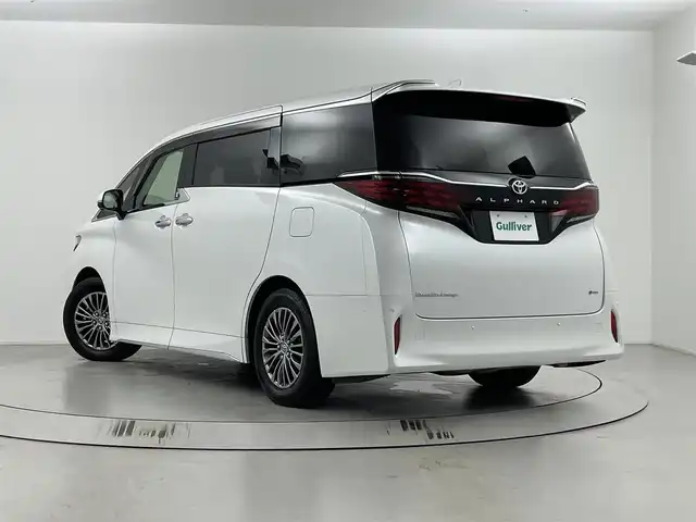 トヨタ アルファードハイブリット エグゼクティブ ラウンジ 埼玉県 2024(令6)年 1.8万km プラチナホワイトパールマイカ トヨタチームメイト/トヨタセーフティセンス/ブラインドスポットモニター/安全降車アシスト/車両接近通報装置/左右独ムーンルーフ/１４インチリアエンターテインメントシステム/純正ナビゲーション/（フルセグTV/CD/DVD/Bluetooth/ミラキャスト/HDMI/USB/AM/FM）/JBLプレミアムサウンドシステム（１５スピーカー）/全方位カメラ/エグゼクティブラウンジシート/リフレッシュシート/リアマルチオペレーションパネル（脱着式）/読書灯/アクティブノイズコントロール/アドバンスドパーク（リモート機能付き）/デジタルインナーミラー/ベージュシート/両側パワースライドドア /前後ドライブレコーダー/社外アルミスタッドレスタイヤ車載