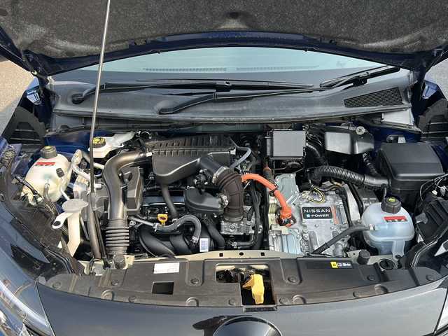 日産 オーラ G 山口県 2022(令4)年 4.2万km オーロラフレアブルーパール NissanConnectナビゲーションシステム/Apple CarPlay/Android Auto/フルセグテレビ/AM/FMラジオ/USBオーディオ、iPod/HDMI接続/Bluetoothオーディオ/Bluetoothハンズフリーフォン機能/アラウンドビューモニター/BOSEパーソナルプラスサウンドシステム/ETC2.0/ドライブレコーダー/電動パーキングブレーキ/オートブレーキホールド/ワイヤレス充電器 /USB電源ソケット/17インチ純正アルミホイール/LEDヘッドランプ/オートライト/LEDフォグランプ/インテリジェントルームミラー/本革巻ステアリング/ステアリングスイッチ/スマートキー（スペアキー有）/プッシュアップスタート/パーキングアシスト/プロパイロット/SOSコール /エマージェンシーブレーキ/踏み間違い衝突防止アシスト/車線逸脱防止支援システム/盗難防止装置/取扱説明書
