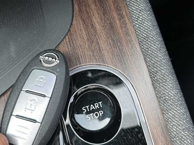 日産 オーラ G 山口県 2022(令4)年 4.2万km オーロラフレアブルーパール NissanConnectナビゲーションシステム/Apple CarPlay/Android Auto/フルセグテレビ/AM/FMラジオ/USBオーディオ、iPod/HDMI接続/Bluetoothオーディオ/Bluetoothハンズフリーフォン機能/アラウンドビューモニター/BOSEパーソナルプラスサウンドシステム/ETC2.0/ドライブレコーダー/電動パーキングブレーキ/オートブレーキホールド/ワイヤレス充電器 /USB電源ソケット/17インチ純正アルミホイール/LEDヘッドランプ/オートライト/LEDフォグランプ/インテリジェントルームミラー/本革巻ステアリング/ステアリングスイッチ/スマートキー（スペアキー有）/プッシュアップスタート/パーキングアシスト/プロパイロット/SOSコール /エマージェンシーブレーキ/踏み間違い衝突防止アシスト/車線逸脱防止支援システム/盗難防止装置/取扱説明書