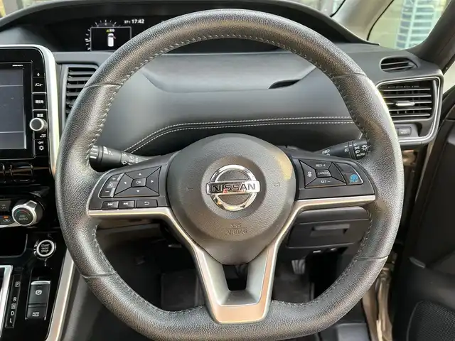 日産 セレナ ハイウェイスター プロパイロットED 栃木県 2017(平29)年 7.5万km カシミヤグレージュ ４WD/エマージェンシーブレーキ/プロパイロット/純正9インチナビ/フルセグTV/Bluetooth/DVD/Blu-ray/USB/TVキャンセラー/純正フリップダウンモニター/両側ハンズフリーパワースライドドア/バックカメラ/ETC/LEDヘッドライト/ドアバイザー/アイドリングストップ/横滑り防止装置/純正15インチAW