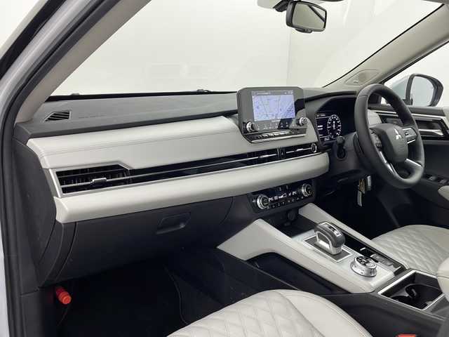 三菱 アウトランダー ＰＨＥＶ P 栃木県 2022(令4)年 2.2万km ホワイトダイヤモンド 純正９型ナビ/（フルセグＴＶ・ＢＴ・ＦＭ・ＡＭ・ＵＳＢ・ａｐｐｌｅ　ｃａｒｐｌａｙ）/全方位カメラ/衝突軽減システム　/車線逸脱抑制機能/レーダークルーズコントロール/横滑り防止/クリアランナソー/標識認識機能/ビルトインETC2.0/前席パワーシート/前席シートヒーター　/パワーバックドア/純正アルミホイール/純正フロアマット/ワイヤレス充電/プッシュスタート/スマートキー/スペアキー