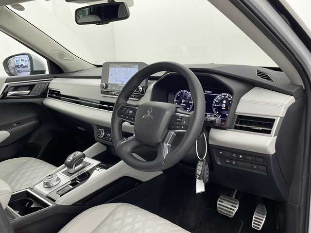 三菱 アウトランダー ＰＨＥＶ P 栃木県 2022(令4)年 2.2万km ホワイトダイヤモンド 純正９型ナビ/（フルセグＴＶ・ＢＴ・ＦＭ・ＡＭ・ＵＳＢ・ａｐｐｌｅ　ｃａｒｐｌａｙ）/全方位カメラ/衝突軽減システム　/車線逸脱抑制機能/レーダークルーズコントロール/横滑り防止/クリアランナソー/標識認識機能/ビルトインETC2.0/前席パワーシート/前席シートヒーター　/パワーバックドア/純正アルミホイール/純正フロアマット/ワイヤレス充電/プッシュスタート/スマートキー/スペアキー