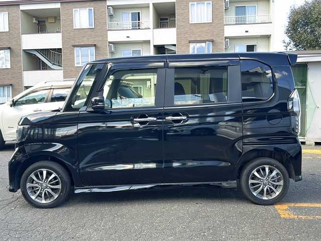 ホンダ Ｎ ＢＯＸ カスタム L 道東・釧路十勝 2023(令5)年 1.4万km クリスタルブラックパール 4WD/純正ディスプレイオーディオ/  (CD/BT/ワンセグTV)/バックカメラ/ホンダセンシング/  衝突軽減ブレーキ(CMBS)/  誤発進抑制機能/  歩行者事故低減ステアリング/  路外逸脱抑制機能/  アダプティブクルーズコントロール(ACC)/  車線維持支援システム(LKAS)/  先行車発進お知らせ機能/  標識認識機能/  後方誤発進抑制機能/  オートハイビーム/  パーキングセンサーシステム/LEDヘッドライト/フォグライト/サイド/カーテンエアバック/後席シートベルト締め忘れ警告灯/片側パワースライドドア/USBソケット/ステアリングリモコン/コーナーセンサー/シートヒーター/ミラーヒーター/ウィンカーミラー/電動格納ミラー/横滑り防止装置/ベンチシート/ドアバイザー/純正フロアマット/運転席シートリフター/純正エンジンスターター/スマートキー/エンジンプッシュスタート/スペアキー/純正14インチアルミホイール/取扱説明書/保証書/ナビ取説