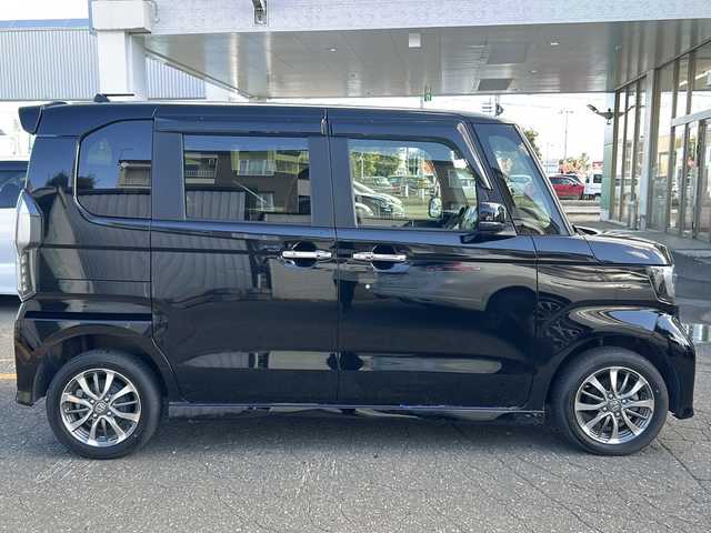 ホンダ Ｎ ＢＯＸ カスタム L 道東・釧路十勝 2023(令5)年 1.4万km クリスタルブラックパール 4WD/純正ディスプレイオーディオ/  (CD/BT/ワンセグTV)/バックカメラ/ホンダセンシング/  衝突軽減ブレーキ(CMBS)/  誤発進抑制機能/  歩行者事故低減ステアリング/  路外逸脱抑制機能/  アダプティブクルーズコントロール(ACC)/  車線維持支援システム(LKAS)/  先行車発進お知らせ機能/  標識認識機能/  後方誤発進抑制機能/  オートハイビーム/  パーキングセンサーシステム/LEDヘッドライト/フォグライト/サイド/カーテンエアバック/後席シートベルト締め忘れ警告灯/片側パワースライドドア/USBソケット/ステアリングリモコン/コーナーセンサー/シートヒーター/ミラーヒーター/ウィンカーミラー/電動格納ミラー/横滑り防止装置/ベンチシート/ドアバイザー/純正フロアマット/運転席シートリフター/純正エンジンスターター/スマートキー/エンジンプッシュスタート/スペアキー/純正14インチアルミホイール/取扱説明書/保証書/ナビ取説