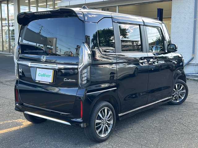 ホンダ Ｎ ＢＯＸ カスタム L 道東・釧路十勝 2023(令5)年 1.4万km クリスタルブラックパール 4WD/純正ディスプレイオーディオ/  (CD/BT/ワンセグTV)/バックカメラ/ホンダセンシング/  衝突軽減ブレーキ(CMBS)/  誤発進抑制機能/  歩行者事故低減ステアリング/  路外逸脱抑制機能/  アダプティブクルーズコントロール(ACC)/  車線維持支援システム(LKAS)/  先行車発進お知らせ機能/  標識認識機能/  後方誤発進抑制機能/  オートハイビーム/  パーキングセンサーシステム/LEDヘッドライト/フォグライト/サイド/カーテンエアバック/後席シートベルト締め忘れ警告灯/片側パワースライドドア/USBソケット/ステアリングリモコン/コーナーセンサー/シートヒーター/ミラーヒーター/ウィンカーミラー/電動格納ミラー/横滑り防止装置/ベンチシート/ドアバイザー/純正フロアマット/運転席シートリフター/純正エンジンスターター/スマートキー/エンジンプッシュスタート/スペアキー/純正14インチアルミホイール/取扱説明書/保証書/ナビ取説