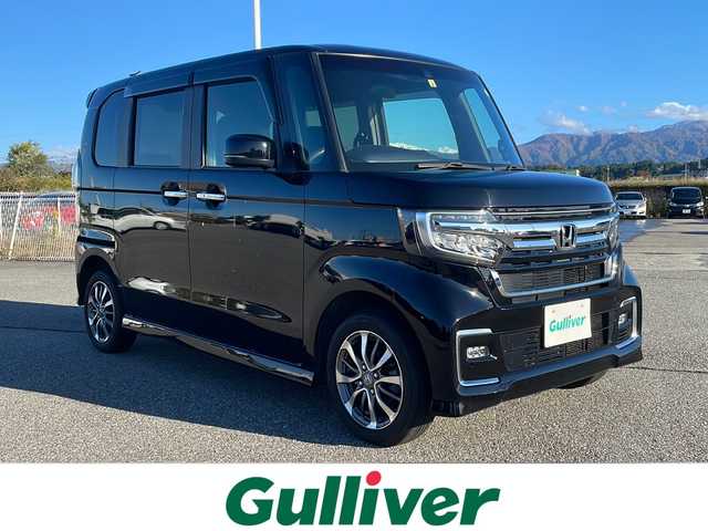 ホンダ Ｎ ＢＯＸ カスタム L 富山県 2023(令5)年 1.4万km クリスタルブラックパール 4WD/禁煙車/純正ディスプレイオーディオ/  (CD/BT/ワンセグTV)/バックカメラ/ホンダセンシング/  衝突軽減ブレーキ(CMBS)/  誤発進抑制機能/  歩行者事故低減ステアリング/  路外逸脱抑制機能/  アダプティブクルーズコントロール(ACC)/  車線維持支援システム(LKAS)/  先行車発進お知らせ機能/  標識認識機能/  後方誤発進抑制機能/  オートハイビーム/  パーキングセンサーシステム/LEDヘッドライト/フォグライト/サイド/カーテンエアバック/後席シートベルト締め忘れ警告灯/片側パワースライドドア/USBソケット/ステアリングリモコン/コーナーセンサー/シートヒーター/ミラーヒーター/ウィンカーミラー/電動格納ミラー/滑り防止装置/ベンチシート/ドアバイザー/純正フロアマット/運転席シートリフター/純正エンジンスターター/スマートキー/エンジンプッシュスタート/スペアキー/純正14インチアルミホイール/純正フロアマット/取扱説明書/保証書/ナビ取説