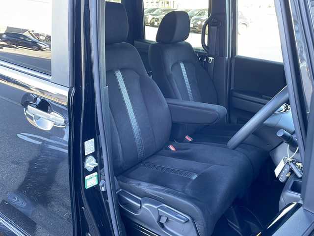 ホンダ Ｎ ＢＯＸ カスタム L 富山県 2023(令5)年 1.4万km クリスタルブラックパール 4WD/禁煙車/純正ディスプレイオーディオ/  (CD/BT/ワンセグTV)/バックカメラ/ホンダセンシング/  衝突軽減ブレーキ(CMBS)/  誤発進抑制機能/  歩行者事故低減ステアリング/  路外逸脱抑制機能/  アダプティブクルーズコントロール(ACC)/  車線維持支援システム(LKAS)/  先行車発進お知らせ機能/  標識認識機能/  後方誤発進抑制機能/  オートハイビーム/  パーキングセンサーシステム/LEDヘッドライト/フォグライト/サイド/カーテンエアバック/後席シートベルト締め忘れ警告灯/片側パワースライドドア/USBソケット/ステアリングリモコン/コーナーセンサー/シートヒーター/ミラーヒーター/ウィンカーミラー/電動格納ミラー/滑り防止装置/ベンチシート/ドアバイザー/純正フロアマット/運転席シートリフター/純正エンジンスターター/スマートキー/エンジンプッシュスタート/スペアキー/純正14インチアルミホイール/純正フロアマット/取扱説明書/保証書/ナビ取説