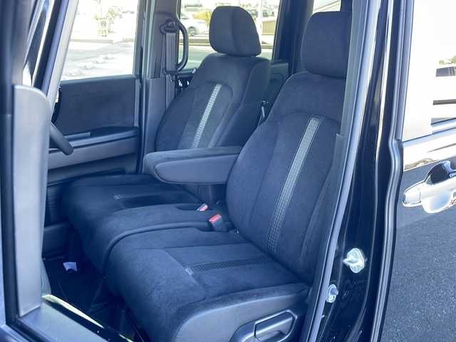 ホンダ Ｎ ＢＯＸ カスタム L 富山県 2023(令5)年 1.4万km クリスタルブラックパール 4WD/禁煙車/純正ディスプレイオーディオ/  (CD/BT/ワンセグTV)/バックカメラ/ホンダセンシング/  衝突軽減ブレーキ(CMBS)/  誤発進抑制機能/  歩行者事故低減ステアリング/  路外逸脱抑制機能/  アダプティブクルーズコントロール(ACC)/  車線維持支援システム(LKAS)/  先行車発進お知らせ機能/  標識認識機能/  後方誤発進抑制機能/  オートハイビーム/  パーキングセンサーシステム/LEDヘッドライト/フォグライト/サイド/カーテンエアバック/後席シートベルト締め忘れ警告灯/片側パワースライドドア/USBソケット/ステアリングリモコン/コーナーセンサー/シートヒーター/ミラーヒーター/ウィンカーミラー/電動格納ミラー/滑り防止装置/ベンチシート/ドアバイザー/純正フロアマット/運転席シートリフター/純正エンジンスターター/スマートキー/エンジンプッシュスタート/スペアキー/純正14インチアルミホイール/純正フロアマット/取扱説明書/保証書/ナビ取説