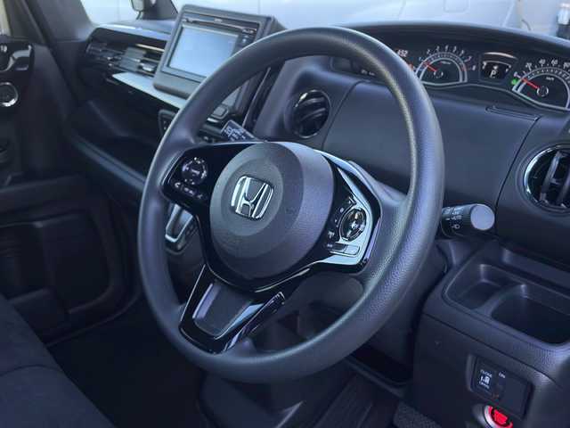 ホンダ Ｎ ＢＯＸ カスタム L 富山県 2023(令5)年 1.4万km クリスタルブラックパール 4WD/禁煙車/純正ディスプレイオーディオ/  (CD/BT/ワンセグTV)/バックカメラ/ホンダセンシング/  衝突軽減ブレーキ(CMBS)/  誤発進抑制機能/  歩行者事故低減ステアリング/  路外逸脱抑制機能/  アダプティブクルーズコントロール(ACC)/  車線維持支援システム(LKAS)/  先行車発進お知らせ機能/  標識認識機能/  後方誤発進抑制機能/  オートハイビーム/  パーキングセンサーシステム/LEDヘッドライト/フォグライト/サイド/カーテンエアバック/後席シートベルト締め忘れ警告灯/片側パワースライドドア/USBソケット/ステアリングリモコン/コーナーセンサー/シートヒーター/ミラーヒーター/ウィンカーミラー/電動格納ミラー/滑り防止装置/ベンチシート/ドアバイザー/純正フロアマット/運転席シートリフター/純正エンジンスターター/スマートキー/エンジンプッシュスタート/スペアキー/純正14インチアルミホイール/純正フロアマット/取扱説明書/保証書/ナビ取説