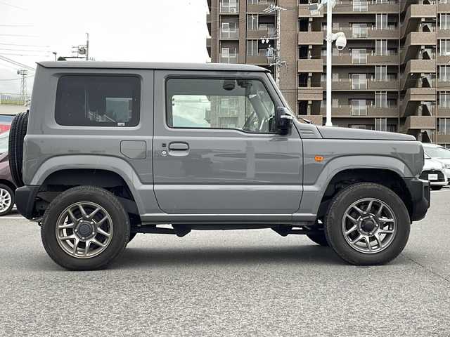 スズキ ジムニー XC 長野県 2020(令2)年 0.9万km ミディアムグレー セーフティサポート/・デュアルセンサーブレーキサポート/・誤発進抑制機能/・車線逸脱抑制機能/・クルーズコントロール/・ふらつき警報機能/・先行車発進お知らせ機能/・標識認識機能/・ハイビームアシスト/純正ナビ（CD/DVD/フルセグTV/BT）/クルーズコントロール/バックカメラ/ビルトインETC/シートヒーター（D・N席）/ドライブレコーダー/革巻きステアリング/ステアリングスイッチ/LEDヘッドライト/フォグランプ/オートライト/スマートキー/Pスタート/電動格納ミラー/純正フロアマット