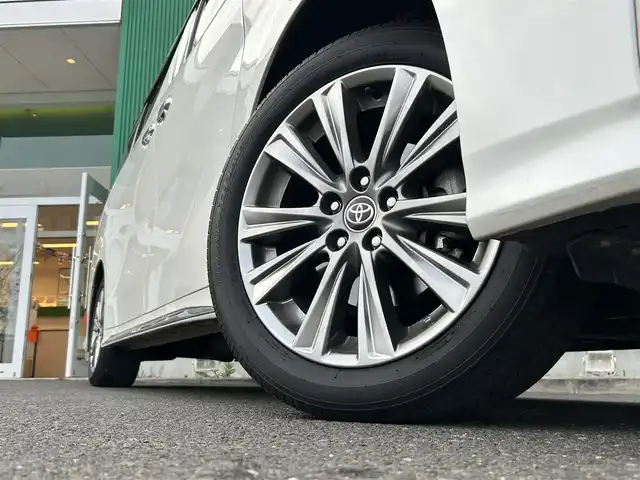 トヨタ アルファード S タイプゴールドⅢ 宮城県 2022(令4)年 5.7万km ホワイトパールクリスタルシャイン 応急用タイヤ/＝＝＝/セーフティセンス/・プリクラッシュセーフティ/・レーントレーシングアシスト/・アダプティブハイビームシステム/・全車速追従機能付レーダークルーズコントロール/・ロードサインアシスト/ブラインドスポットモニター/パーキングサポートブレーキ（後方接近車両/前後方静止物）/純正12インチフリップダウンモニター（V12T-R68C）/9インチディスプレイオーディオ/・ナビ機能付/・Bluetooth/・フルセグTV/バックカメラ/ビルトインETC2.0/ドライブレコーダー/AC100V/100Wアクセサリーコンセント/パワーバックドア/両側パワースライドドア/ハーフレザーシート/革巻きステアリング/ステアリングスイッチ/電動パーキングブレーキ/ブレーキホールド/3眼LEDヘッドランプ/フォグランプ/オートライト/スマートキー＆プッシュスタート/電動格納ミラー/純正18インチAW/フロアマット/ドアバイザー/W/サイド/カーテンエアバッグ
