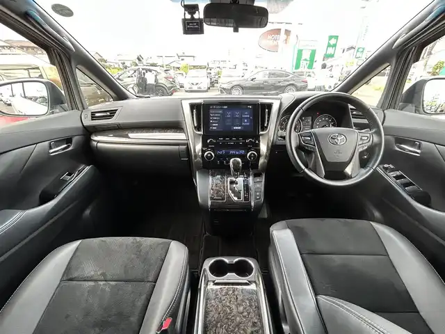 トヨタ アルファード S タイプゴールドⅢ 宮城県 2022(令4)年 5.7万km ホワイトパールクリスタルシャイン 応急用タイヤ/＝＝＝/セーフティセンス/・プリクラッシュセーフティ/・レーントレーシングアシスト/・アダプティブハイビームシステム/・全車速追従機能付レーダークルーズコントロール/・ロードサインアシスト/ブラインドスポットモニター/パーキングサポートブレーキ（後方接近車両/前後方静止物）/純正12インチフリップダウンモニター（V12T-R68C）/9インチディスプレイオーディオ/・ナビ機能付/・Bluetooth/・フルセグTV/バックカメラ/ビルトインETC2.0/ドライブレコーダー/AC100V/100Wアクセサリーコンセント/パワーバックドア/両側パワースライドドア/ハーフレザーシート/革巻きステアリング/ステアリングスイッチ/電動パーキングブレーキ/ブレーキホールド/3眼LEDヘッドランプ/フォグランプ/オートライト/スマートキー＆プッシュスタート/電動格納ミラー/純正18インチAW/フロアマット/ドアバイザー/W/サイド/カーテンエアバッグ