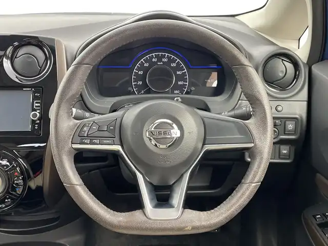 日産 ノート e－パワー メダリスト 新潟県 2016(平28)年 4.5万km シャイニングブルー 純正ディラーオプションナビ　(CD・DVD・Bluetooth)/フルセグ/全方位カメラ/レザーシート/デジタルインナーミラー/ETC/衝突軽減ブレーキ/LEDヘッドライト