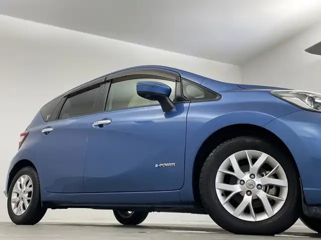 日産 ノート e－パワー メダリスト 新潟県 2016(平28)年 4.5万km シャイニングブルー 純正ディラーオプションナビ　(CD・DVD・Bluetooth)/フルセグ/全方位カメラ/レザーシート/デジタルインナーミラー/ETC/衝突軽減ブレーキ/LEDヘッドライト