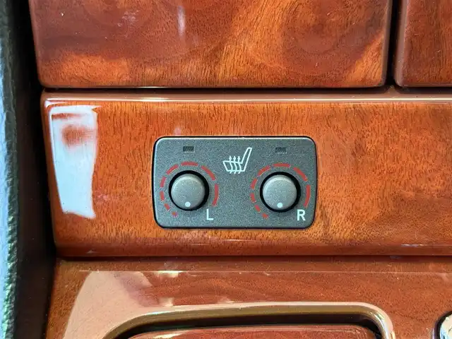 トヨタ セルシオ eR 愛知県 2006(平18)年 8.8万km ホワイトパールクリスタルシャイン /禁煙//サンルーフ//メーカーナビ　//バックカメラ//CD/DVD/MD/AM/FM　純正ETC//HIDオートライト　//フォグ　//AFS//純正18AW　//クルーズコントロール//黒革シート　//シートヒーター//メモリ付パワーシート　//スペアタイヤ//PWR・ECT・SNOWモード//オートリトラクタブルミラー//ウッドコンビステアリング　//ステリングスイッチ//リア電動サンシェード　//ISOFIX//スマートキー　//純正フロアマット　//純正バイザー//保証書　//取説　//ナビ取説　//記録簿　//スペアキー