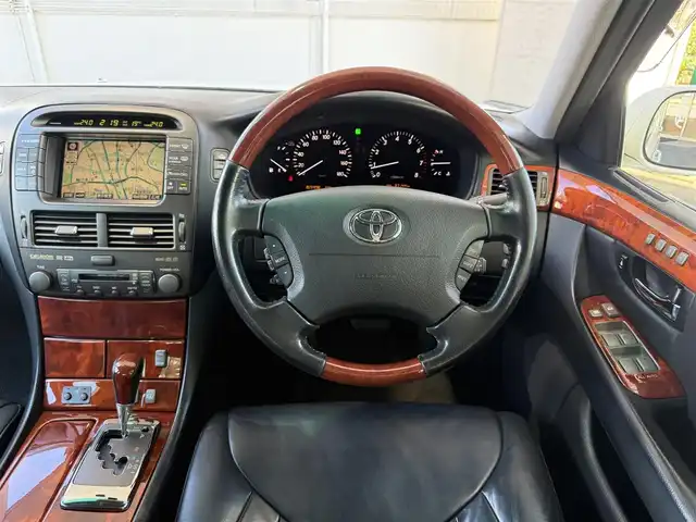 トヨタ セルシオ eR 愛知県 2006(平18)年 8.8万km ホワイトパールクリスタルシャイン /禁煙//サンルーフ//メーカーナビ　//バックカメラ//CD/DVD/MD/AM/FM　純正ETC//HIDオートライト　//フォグ　//AFS//純正18AW　//クルーズコントロール//黒革シート　//シートヒーター//メモリ付パワーシート　//スペアタイヤ//PWR・ECT・SNOWモード//オートリトラクタブルミラー//ウッドコンビステアリング　//ステリングスイッチ//リア電動サンシェード　//ISOFIX//スマートキー　//純正フロアマット　//純正バイザー//保証書　//取説　//ナビ取説　//記録簿　//スペアキー