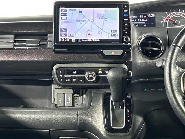 ホンダ Ｎ ＢＯＸ カスタム G L ターボ ホンダセンシング 神奈川県 2018(平30)年 5.9万km プレミアムホワイトパールⅡ 純正8型SDナビゲーション【VXU-185NBi】/フルセグ　CD DVD　MUSICRACK　USB　Bluetooth　AUX　AppleCarPlay　iPod/バックカメラ/両側電動スライドドア【サンシェード】/ホンダセンシング/衝突軽減ブレーキ/誤発進抑制機能/歩行者事故低減ステアリング/路外逸脱抑制機能/渋滞追従機能付きアダプティブクルーズコントロール/車線維持支援システム/先行車発進お知らせ機能/標識認識機能/近距離衝突軽減ブレーキ/前後ソナー/オートハイビーム/ハーフレザーシート/革巻きステアリング/パドルシフト/純正前方ドライブレコーダー/プッシュスタート/スマートキー/純正15インチアルミホイール/LEDヘッドランプ/LEDフロントフォグランプ/オートライト/純正サイド/リアスポイラー