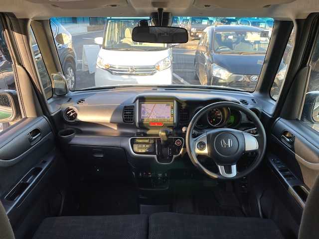 ホンダ Ｎ ＢＯＸ G SSパッケージ 宮城県 2017(平29)年 6万km ブリティッシュグリーンP 登録時走行距離59715km/プッシュスタート/パワーステアリング/パワーウインドウ/スペアキー有り/シートヒーター/ステアリングリモコン/両側パワースライドドア/アイドリングストップ/AAC/電動格納ミラー/バックカメラ/タイヤ【ブリヂストン・セイバーリング】24年製/横滑り防止/CTBA　offスイッチ/ドライブレコーダー/純正フロアマット/純正ワンセグナビ/CD/SD・USB/AM/FM/Bluetooth接続/ABS/盗難防止装置/衝突軽減装置/オートライト/純正アルミホイール