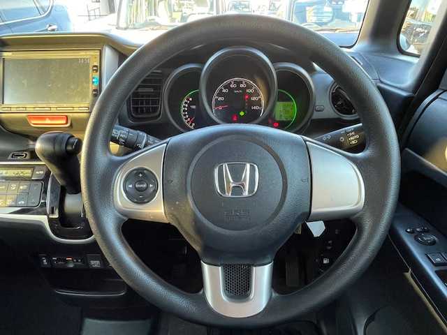 ホンダ Ｎ ＢＯＸ G SSパッケージ 宮城県 2017(平29)年 6万km ブリティッシュグリーンP 登録時走行距離59715km/プッシュスタート/パワーステアリング/パワーウインドウ/スペアキー有り/シートヒーター/ステアリングリモコン/両側パワースライドドア/アイドリングストップ/AAC/電動格納ミラー/バックカメラ/タイヤ【ブリヂストン・セイバーリング】24年製/横滑り防止/CTBA　offスイッチ/ドライブレコーダー/純正フロアマット/純正ワンセグナビ/CD/SD・USB/AM/FM/Bluetooth接続/ABS/盗難防止装置/衝突軽減装置/オートライト/純正アルミホイール