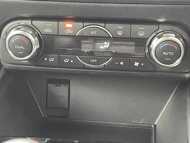 マツダ ＣＸ－５ XD Lパッケージ 熊本県 2017(平29)年 6.9万km ジェットブラックマイカ メーカーオプション/・BOSEサウンドシステム/・地デジ/CD/DVD/アドバンスドスマートシティブレーキ/後退時スマートシティブレーキサポート/誤発進抑制機能/スマートブレーキサポート/レーダークルーズコントロール/ブラインドスポットモニタリング/車線逸脱警報システム/レーンキープアシストシステム/リアパーキングセンサー/ドライバーアテンションアラート/純正SDナビ/フルセグTV/【CD/DVD/Bluetooth/USB/AUX】/バックカメラ/ETC/パドルシフト/ヘッドアップディスプレイ/パワーバックドア/レザーシート/D/N席パワーシート/D/N席シートヒーター/ステアリングヒーター/オートライト/アダプティブLEDヘッドライト/シグネチャーLEDランプ/225/55R19インチ純正AW/プッシュスタート/スマートキー/スペアキー/純正フロアマット/保証書/取扱説明書