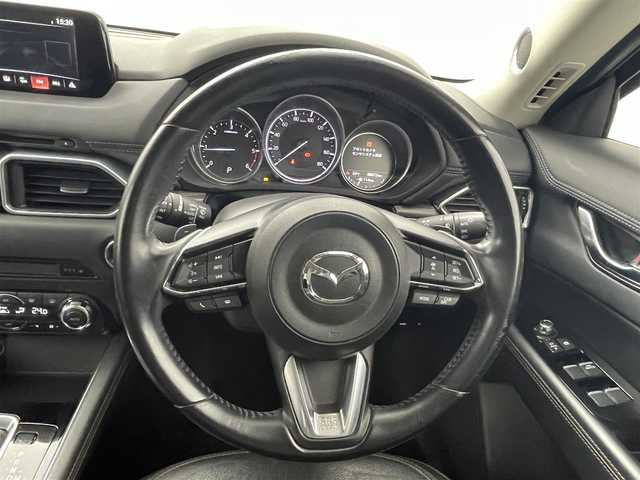 マツダ ＣＸ－５ XD Lパッケージ 熊本県 2017(平29)年 6.9万km ジェットブラックマイカ メーカーオプション/・BOSEサウンドシステム/・地デジ/CD/DVD/アドバンスドスマートシティブレーキ/後退時スマートシティブレーキサポート/誤発進抑制機能/スマートブレーキサポート/レーダークルーズコントロール/ブラインドスポットモニタリング/車線逸脱警報システム/レーンキープアシストシステム/リアパーキングセンサー/ドライバーアテンションアラート/純正SDナビ/フルセグTV/【CD/DVD/Bluetooth/USB/AUX】/バックカメラ/ETC/パドルシフト/ヘッドアップディスプレイ/パワーバックドア/レザーシート/D/N席パワーシート/D/N席シートヒーター/ステアリングヒーター/オートライト/アダプティブLEDヘッドライト/シグネチャーLEDランプ/225/55R19インチ純正AW/プッシュスタート/スマートキー/スペアキー/純正フロアマット/保証書/取扱説明書