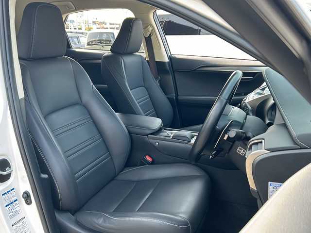 レクサス ＮＸ 300h Iパッケージ 道北・旭川 2019(平31)年 7.5万km ソニッククォーツ ・4WD/・禁煙車/・純正ナビ/BT/フルセグ/CD/DVD/BD/USB/iPod/AUX//Miracast/・レザーシート/・パワーシート（運転席ポジションメモリー付/助手席）/・パワーイージーアクセスシステム/・角型三眼LEDヘッドライト/ヘッドランプクリーナー/・ナノイー/・パノラミックビューモニター/・ブラインドスポットモニター（メーカーオプション）/・LexusSafetySystem+/・プリクラッシュセーフティシステム/・レーンディパーチャーアラート/・ドライブモードセレクトスイッチ/・パーキングサポートアラート/・追従型クルーズコントロール/・オートマチックハイビーム/・オートライト/・前席シートヒーター/・ステアリングヒーター/・電動リアゲート/・ETC2.0/・純正フロアマット/・電動格納ミラー/・保証書/・取扱説明書