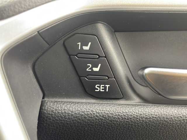 トヨタ ＲＡＶ４ G Zパッケージ 千葉県 2020(令2)年 7.6万km アティチュードブラックマイカ ４WD/・ダウンヒルアシストコントロール/トヨタセーフティセンス/・レーントレーシングアシスト/・レーンディパーチャーアラート/・ブラインドスポットモニター/・プリクラッシュセーフティ/・プリクラッシュセーフティブレーキ/・クリアランスソナー/・レーダークルーズコントロール/パワーバックドア/純正9インチメモリナビ/・型番：NSZT-Y68T/・CD/DVD/Bluetooth/フルセグTV/・バックカメラ/・ビルトインETC2.0/レザーシート/・D席メモリ付きパワーシート/・DNシートヒーター/革巻きステアリング/・ステアリングスイッチ/・ステアリングヒーター/MT付きAT/左右独立エアコン/純正フロアマット/純正ドアバイザー/純正19インチAW/ルーフレール/電動格納ウインカーミラー/オートライト/・オートマチックハイビーム/・LEDヘッドライト/・LEDフォグランプ/プッシュスタート/・スマートキー/・スペアキー/新車時保証書、取扱説明書