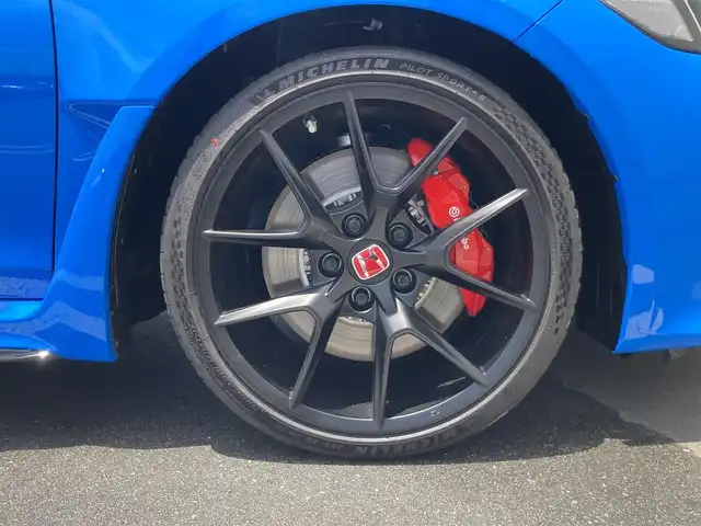 ホンダ シビック タイプR 静岡県 2025(令7)年 0.1万km未満 レーシングブルーパール ワンオーナー/Honda SENSING/9型HondaCONNECTディスプレー/   AM FM Bluetooth USB/フルセグTV/HondaLogR/バックモニター/ETC2.0/６MT/電動パーキングブレーキ/オートブレーキホールド/パーキングセンサー/後退出庫サポート/フルLEDヘッドライト/アルカンターラTypeR専用ステアリングホイール/19インチリバースリムアルミホイール/Bremboキャリパー/リアスポイラー/アルミセンターコンソールパネル/充電用USB端子/R7年5月登録/走行距離12km