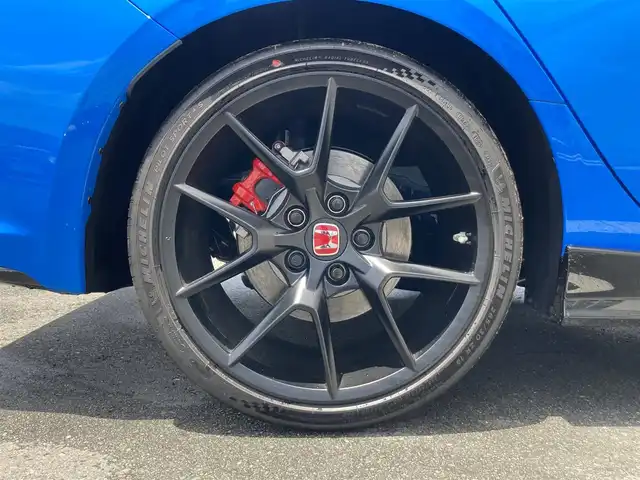 ホンダ シビック タイプR 静岡県 2025(令7)年 0.1万km未満 レーシングブルーパール ワンオーナー/Honda SENSING/9型HondaCONNECTディスプレー/   AM FM Bluetooth USB/フルセグTV/HondaLogR/バックモニター/ETC2.0/６MT/電動パーキングブレーキ/オートブレーキホールド/パーキングセンサー/後退出庫サポート/フルLEDヘッドライト/アルカンターラTypeR専用ステアリングホイール/19インチリバースリムアルミホイール/Bremboキャリパー/リアスポイラー/アルミセンターコンソールパネル/充電用USB端子/R7年5月登録/走行距離12km