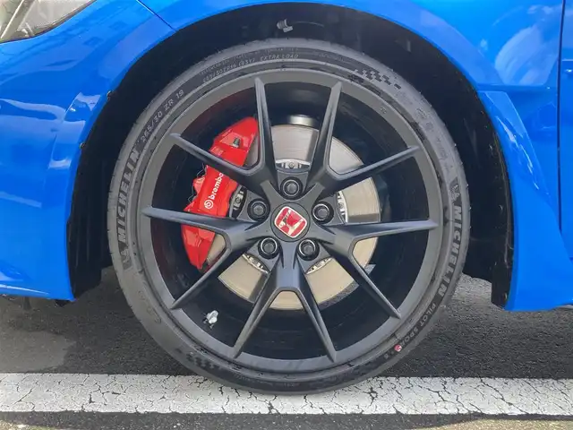 ホンダ シビック タイプR 静岡県 2025(令7)年 0.1万km未満 レーシングブルーパール ワンオーナー/Honda SENSING/9型HondaCONNECTディスプレー/   AM FM Bluetooth USB/フルセグTV/HondaLogR/バックモニター/ETC2.0/６MT/電動パーキングブレーキ/オートブレーキホールド/パーキングセンサー/後退出庫サポート/フルLEDヘッドライト/アルカンターラTypeR専用ステアリングホイール/19インチリバースリムアルミホイール/Bremboキャリパー/リアスポイラー/アルミセンターコンソールパネル/充電用USB端子/R7年5月登録/走行距離12km