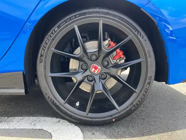ホンダ シビック タイプR 静岡県 2025(令7)年 0.1万km未満 レーシングブルーパール ワンオーナー/Honda SENSING/9型HondaCONNECTディスプレー/   AM FM Bluetooth USB/フルセグTV/HondaLogR/バックモニター/ETC2.0/６MT/電動パーキングブレーキ/オートブレーキホールド/パーキングセンサー/後退出庫サポート/フルLEDヘッドライト/アルカンターラTypeR専用ステアリングホイール/19インチリバースリムアルミホイール/Bremboキャリパー/リアスポイラー/アルミセンターコンソールパネル/充電用USB端子/R7年5月登録/走行距離12km