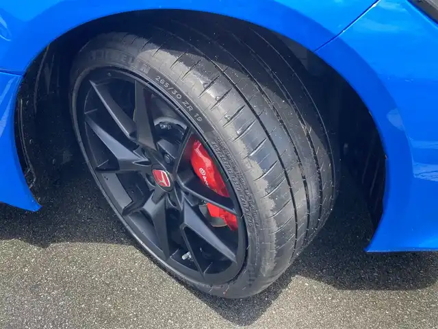 ホンダ シビック タイプR 静岡県 2025(令7)年 0.1万km未満 レーシングブルーパール ワンオーナー/Honda SENSING/9型HondaCONNECTディスプレー/   AM FM Bluetooth USB/フルセグTV/HondaLogR/バックモニター/ETC2.0/６MT/電動パーキングブレーキ/オートブレーキホールド/パーキングセンサー/後退出庫サポート/フルLEDヘッドライト/アルカンターラTypeR専用ステアリングホイール/19インチリバースリムアルミホイール/Bremboキャリパー/リアスポイラー/アルミセンターコンソールパネル/充電用USB端子/R7年5月登録/走行距離12km
