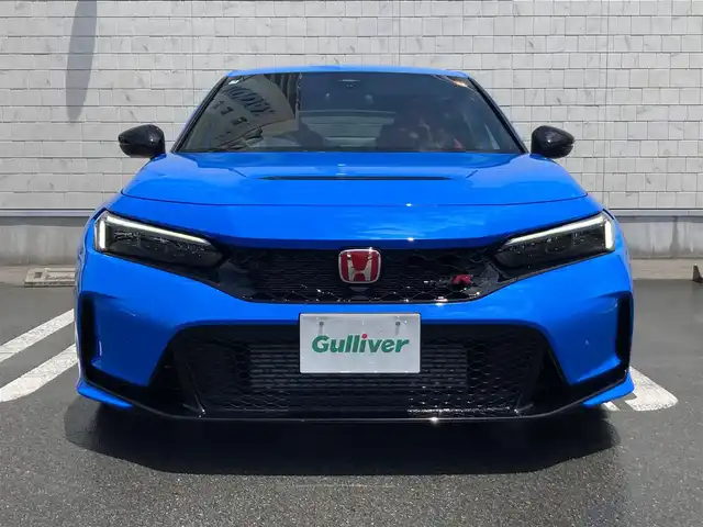 ホンダ シビック タイプR 静岡県 2025(令7)年 0.1万km未満 レーシングブルーパール ワンオーナー/Honda SENSING/9型HondaCONNECTディスプレー/   AM FM Bluetooth USB/フルセグTV/HondaLogR/バックモニター/ETC2.0/６MT/電動パーキングブレーキ/オートブレーキホールド/パーキングセンサー/後退出庫サポート/フルLEDヘッドライト/アルカンターラTypeR専用ステアリングホイール/19インチリバースリムアルミホイール/Bremboキャリパー/リアスポイラー/アルミセンターコンソールパネル/充電用USB端子/R7年5月登録/走行距離12km