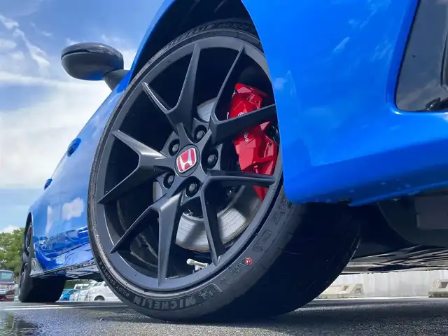 ホンダ シビック タイプR 静岡県 2025(令7)年 0.1万km未満 レーシングブルーパール ワンオーナー/Honda SENSING/9型HondaCONNECTディスプレー/   AM FM Bluetooth USB/フルセグTV/HondaLogR/バックモニター/ETC2.0/６MT/電動パーキングブレーキ/オートブレーキホールド/パーキングセンサー/後退出庫サポート/フルLEDヘッドライト/アルカンターラTypeR専用ステアリングホイール/19インチリバースリムアルミホイール/Bremboキャリパー/リアスポイラー/アルミセンターコンソールパネル/充電用USB端子/R7年5月登録/走行距離12km