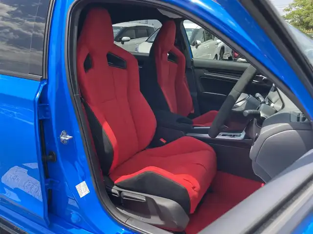 ホンダ シビック タイプR 静岡県 2025(令7)年 0.1万km未満 レーシングブルーパール ワンオーナー/Honda SENSING/9型HondaCONNECTディスプレー/   AM FM Bluetooth USB/フルセグTV/HondaLogR/バックモニター/ETC2.0/６MT/電動パーキングブレーキ/オートブレーキホールド/パーキングセンサー/後退出庫サポート/フルLEDヘッドライト/アルカンターラTypeR専用ステアリングホイール/19インチリバースリムアルミホイール/Bremboキャリパー/リアスポイラー/アルミセンターコンソールパネル/充電用USB端子/R7年5月登録/走行距離12km