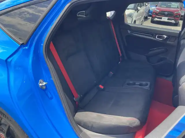 ホンダ シビック タイプR 静岡県 2025(令7)年 0.1万km未満 レーシングブルーパール ワンオーナー/Honda SENSING/9型HondaCONNECTディスプレー/   AM FM Bluetooth USB/フルセグTV/HondaLogR/バックモニター/ETC2.0/６MT/電動パーキングブレーキ/オートブレーキホールド/パーキングセンサー/後退出庫サポート/フルLEDヘッドライト/アルカンターラTypeR専用ステアリングホイール/19インチリバースリムアルミホイール/Bremboキャリパー/リアスポイラー/アルミセンターコンソールパネル/充電用USB端子/R7年5月登録/走行距離12km