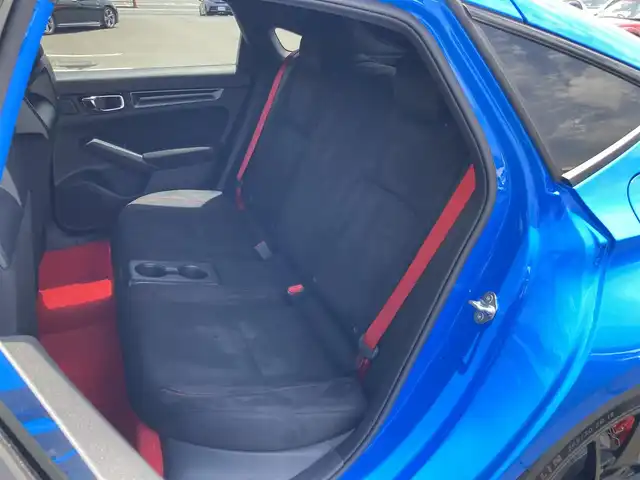ホンダ シビック タイプR 静岡県 2025(令7)年 0.1万km未満 レーシングブルーパール ワンオーナー/Honda SENSING/9型HondaCONNECTディスプレー/   AM FM Bluetooth USB/フルセグTV/HondaLogR/バックモニター/ETC2.0/６MT/電動パーキングブレーキ/オートブレーキホールド/パーキングセンサー/後退出庫サポート/フルLEDヘッドライト/アルカンターラTypeR専用ステアリングホイール/19インチリバースリムアルミホイール/Bremboキャリパー/リアスポイラー/アルミセンターコンソールパネル/充電用USB端子/R7年5月登録/走行距離12km